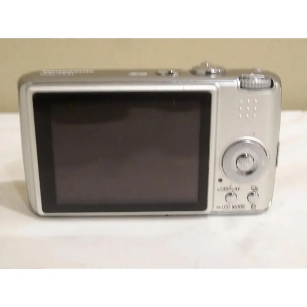 Panasonic LUMIX DMC-FX01 6.0MP Digital Camera Silver. For repair.